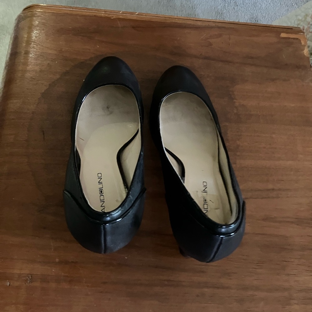 Chic Black Heels with Timeless Elegance